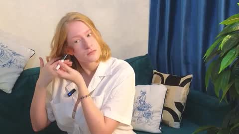 Snapshot of petitelz chatting on 11-15-25, 06:59 Elza online show from 11-15-25, 06:59