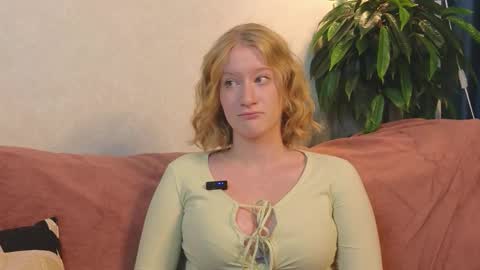 Snapshot of petitelz chatting on 11-28-25, 07:49 Elza online show from 11-28-25, 07:49