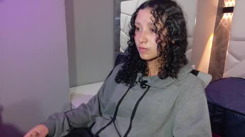 Snapshot of pettymoon chatting on 11-22-25, 11:09 Moon online show from 11-22-25, 11:09