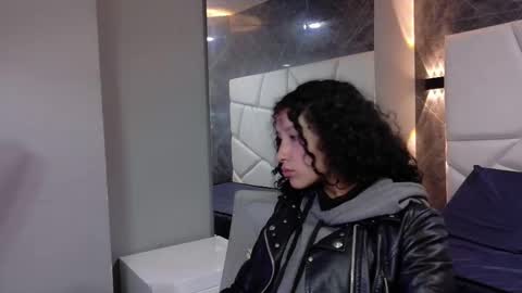 Snapshot of pettymoon chatting on 11-30-25, 11:36 Moon online show from 11-30-25, 11:36