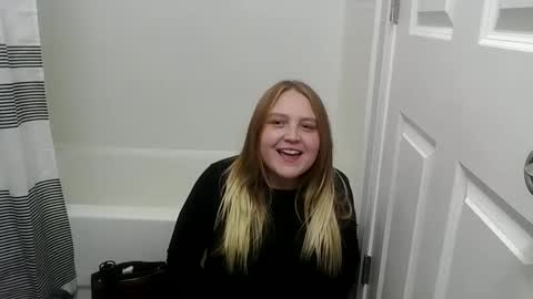 Snapshot of phatassblond chatting on 12-21-24, 01:15 PhatAssBlond online show from 12-21-24, 01:15