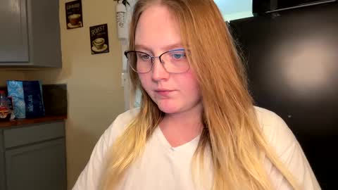 Snapshot of phatassblond chatting on 02-06-25, 03:06 PhatAssBlond online show from 02-06-25, 03:06