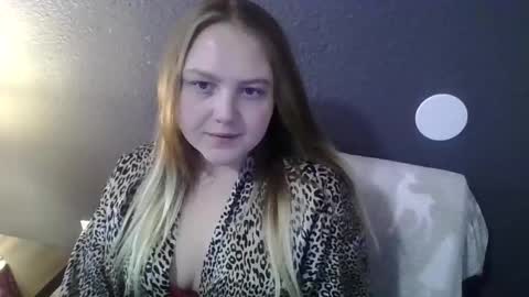Snapshot of phatassblond chatting on 03-07-25, 04:00 PhatAssBlond online show from 03-07-25, 04:00