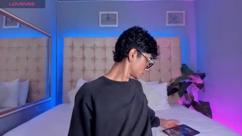 Snapshot of phillicious_ chatting on 09-22-25, 09:28 Phillip online show from 09-22-25, 09:28