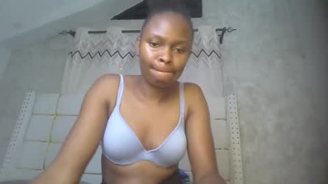 Snapshot of phoebe015 chatting on 02-25-26, 07:23 phoebe online show from 02-25-26, 07:23