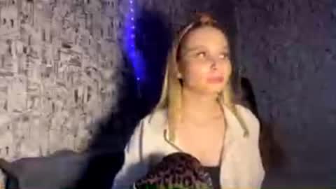 Snapshot of phylispinera chatting on 11-25-25, 09:20 Sophie online show from 11-25-25, 09:20