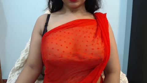 Snapshot of pilowprincess chatting on 11-11-25, 06:52 Sayra online show from 11-11-25, 06:52