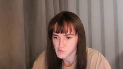 Snapshot of pineapple__mood chatting on 06-17-26, 06:09 online show from 06-17-26, 06:09