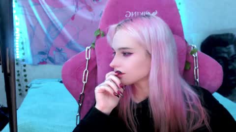 Snapshot of pineapple_dope chatting on 12-16-24, 02:25 Nancy online show from 12-16-24, 02:25