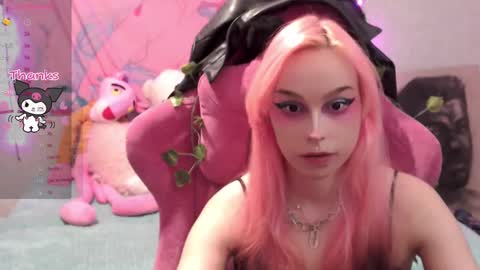 Snapshot of pineapple_dope chatting on 02-19-25, 09:14 Nancy online show from 02-19-25, 09:14