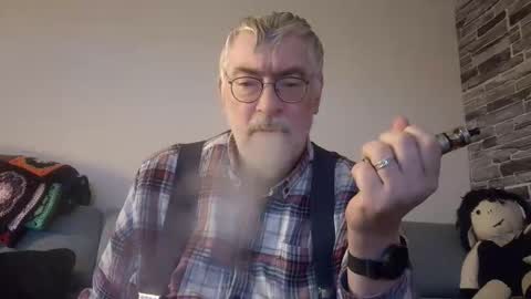 Snapshot of pinholder chatting on 12-14-25, 02:22 Michael online show from 12-14-25, 02:22