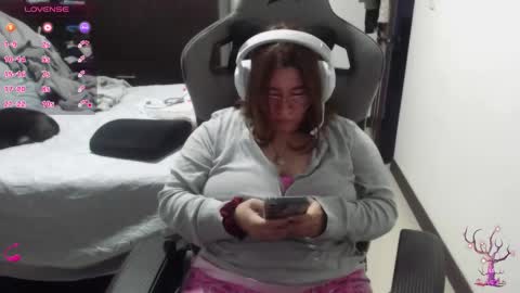 Snapshot of pink_girl0n chatting on 12-17-25, 11:11 Kitty online show from 12-17-25, 11:11