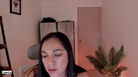 Snapshot of pink_kitten_ chatting on 04-19-26, 06:10 Eli online show from 04-19-26, 06:10