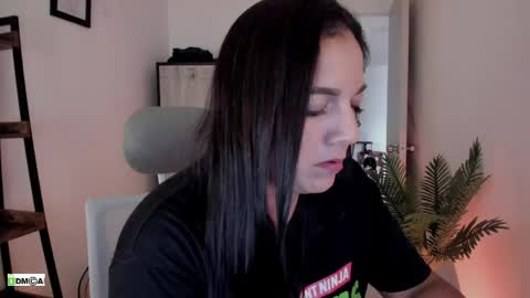 Snapshot of pink_kitten_ chatting on 05-04-26, 12:12 Eli online show from 05-04-26, 12:12