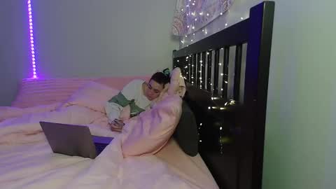 Snapshot of pink_tv chatting on 11-11-25, 04:01 pink_tv online show from 11-11-25, 04:01