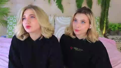 Snapshot of pinkadele chatting on 10-20-25, 09:32 Adele online show from 10-20-25, 09:32