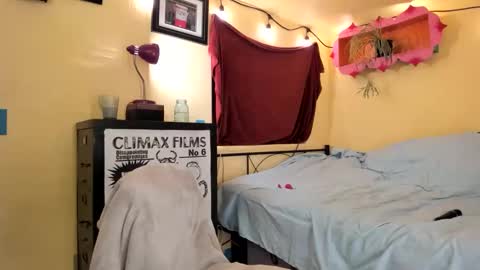 Snapshot of pinkandheated chatting on 10-21-25, 06:58 Virginity smiles online show from 10-21-25, 06:58