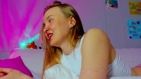 Snapshot of pinkk_lemonade chatting on 05-16-26, 01:02 Mila online show from 05-16-26, 01:02