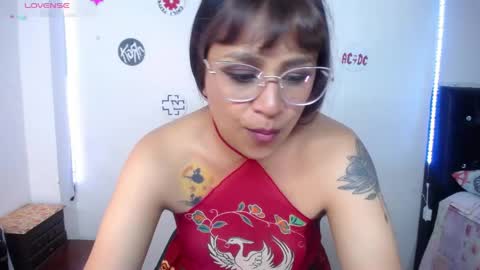 Snapshot of pinky_pinky_ chatting on 04-28-26, 01:49 VIOLETA LOPEZ online show from 04-28-26, 01:49