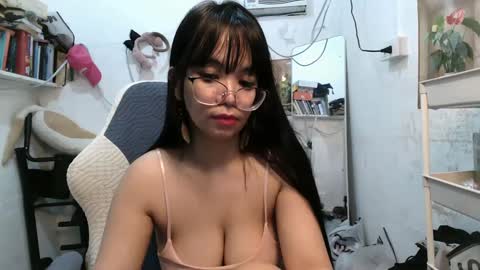 Snapshot of pinkyrosexx chatting on 03-11-25, 03:48 Rose online show from 03-11-25, 03:48