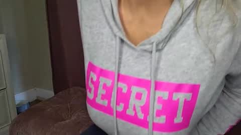 Snapshot of pippa33109 chatting on 01-21-25, 02:48 MILF Pippa online show from 01-21-25, 02:48