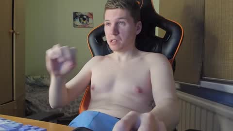 Snapshot of pirremeow chatting on 12-08-24, 02:41 Pierre online show from 12-08-24, 02:41