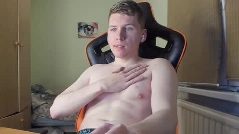 Snapshot of pirremeow chatting on 12-31-24, 05:55 Pierre online show from 12-31-24, 05:55