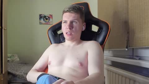 Snapshot of pirremeow chatting on 01-04-25, 04:54 Pierre online show from 01-04-25, 04:54