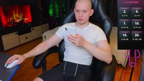 Snapshot of pistonpojizni chatting on 01-03-25, 11:23 STRONGBEAUTY online show from 01-03-25, 11:23