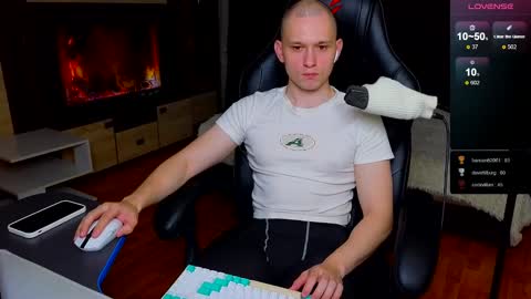 Snapshot of pistonpojizni chatting on 01-25-25, 01:30 STRONGBEAUTY online show from 01-25-25, 01:30