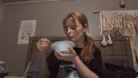 Snapshot of pizzedwife chatting on 05-13-26, 02:42 pizzedwife online show from 05-13-26, 02:42