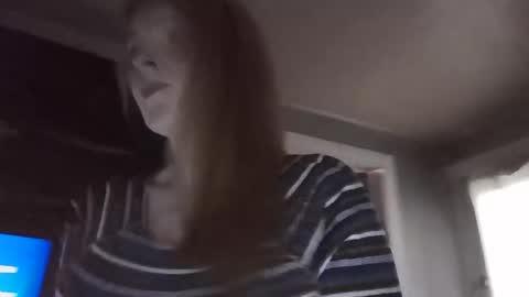 Snapshot of pizzedwife chatting on 05-22-26, 02:22 pizzedwife online show from 05-22-26, 02:22