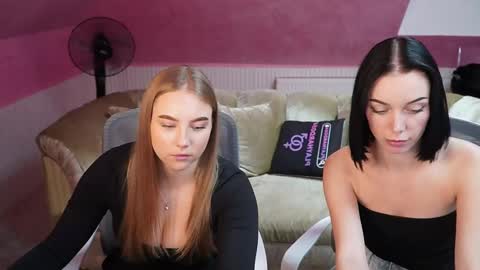 Snapshot of playhard054 chatting on 11-18-25, 11:25 Lana online show from 11-18-25, 11:25