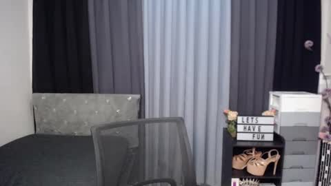 Snapshot of pleasure4salets chatting on 09-13-25, 12:27 LAUREEN online show from 09-13-25, 12:27