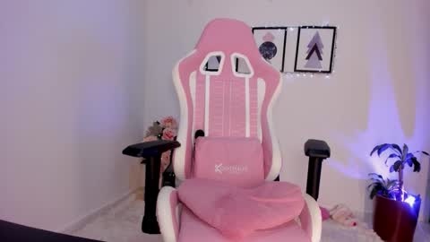 Snapshot of pocahontas_sensual chatting on 10-31-25, 11:06 Jasmine online show from 10-31-25, 11:06