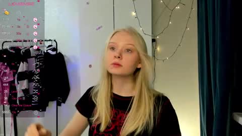 Snapshot of pocet_barbie chatting on 01-22-25, 01:42 Mary online show from 01-22-25, 01:42