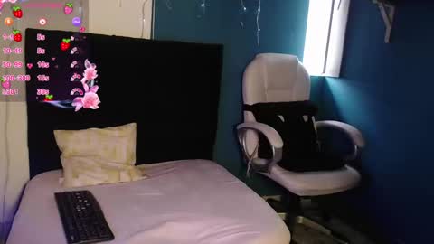 Snapshot of poison__luna chatting on 01-28-25, 05:14 Luna online show from 01-28-25, 05:14