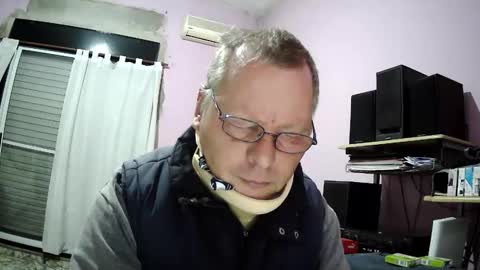 Snapshot of pol22010 chatting on 05-20-26, 11:44 Polako online show from 05-20-26, 11:44