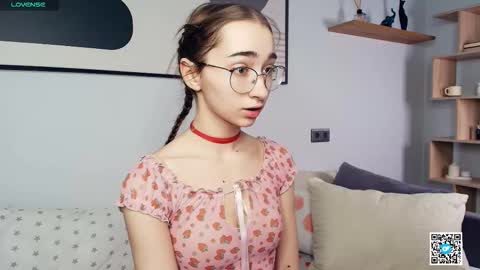 Snapshot of polly_bee chatting on 10-07-25, 07:49 Polly online show from 10-07-25, 07:49