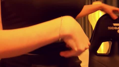 Snapshot of poppybloopy chatting on 12-19-25, 07:21 April online show from 12-19-25, 07:21