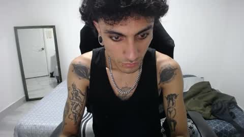 Snapshot of present_the_magic chatting on 04-10-26, 05:56 Plux online show from 04-10-26, 05:56