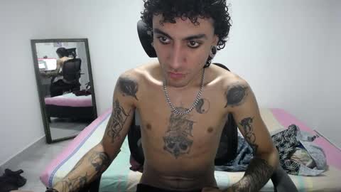 Snapshot of present_the_magic chatting on 04-19-26, 04:34 Plux online show from 04-19-26, 04:34