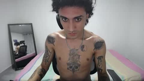 Snapshot of present_the_magic chatting on 04-23-26, 05:08 Plux online show from 04-23-26, 05:08