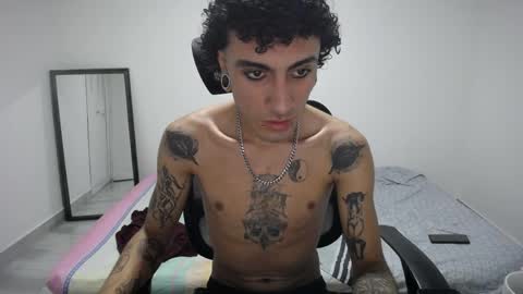 Snapshot of present_the_magic chatting on 04-26-26, 04:43 Plux online show from 04-26-26, 04:43
