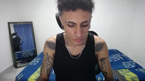 Snapshot of present_the_magic chatting on 06-05-26, 06:52 Plux online show from 06-05-26, 06:52