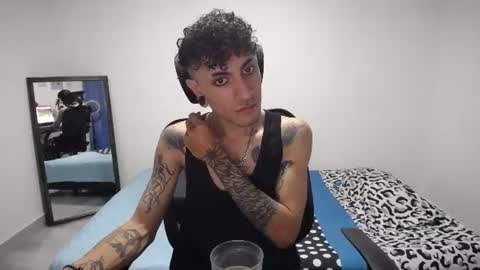 Snapshot of present_the_magic chatting on 07-04-26, 12:00 Plux online show from 07-04-26, 12:00