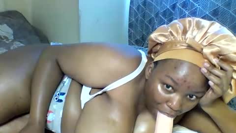 Snapshot of prettie_diva0 chatting on 11-19-25, 12:27 Prettie diva online show from 11-19-25, 12:27