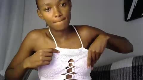 Snapshot of pretty_queennie chatting on 04-24-26, 01:19 Pretty doll online show from 04-24-26, 01:19
