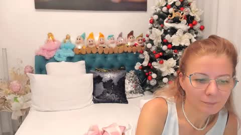 Snapshot of prettyblackeyes chatting on 12-14-24, 07:40 wilma online show from 12-14-24, 07:40