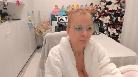 Snapshot of prettyblackeyes chatting on 12-16-24, 01:42 wilma online show from 12-16-24, 01:42